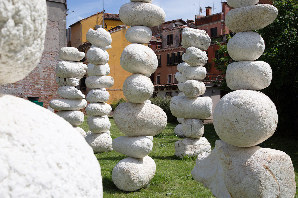 Choi Jeong Hwa, installation view of
                  Every Island is a Mountain. Provided by Bf. photograph
                  by Hyunjung Kwon.